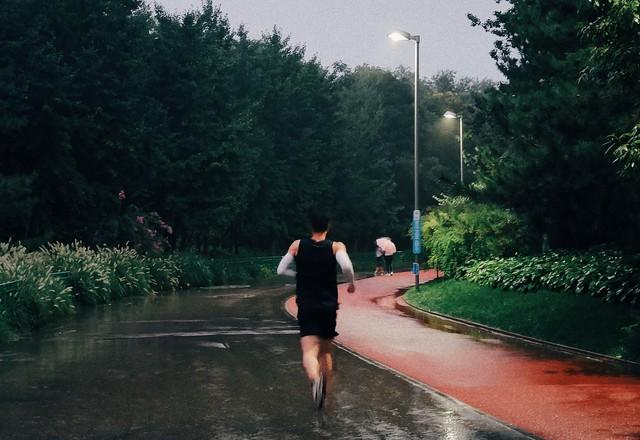 雨中奔跑：坚持还是放弃？