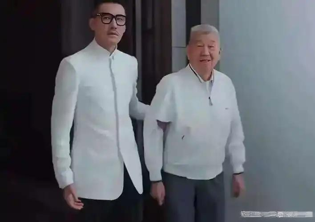 胡兵的老父亲，已89岁，年轻时一定挺帅气，生了俩儿子都气宇不凡