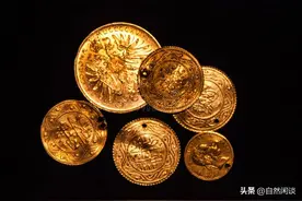 女子卖烧饼让客人自己找零，回家后发现纸箱里多了七枚金币图片