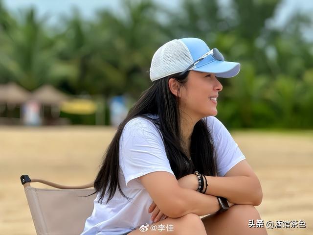 她26岁成双料影后，二婚嫁靳东高龄生下两子，今48岁美得自信从容