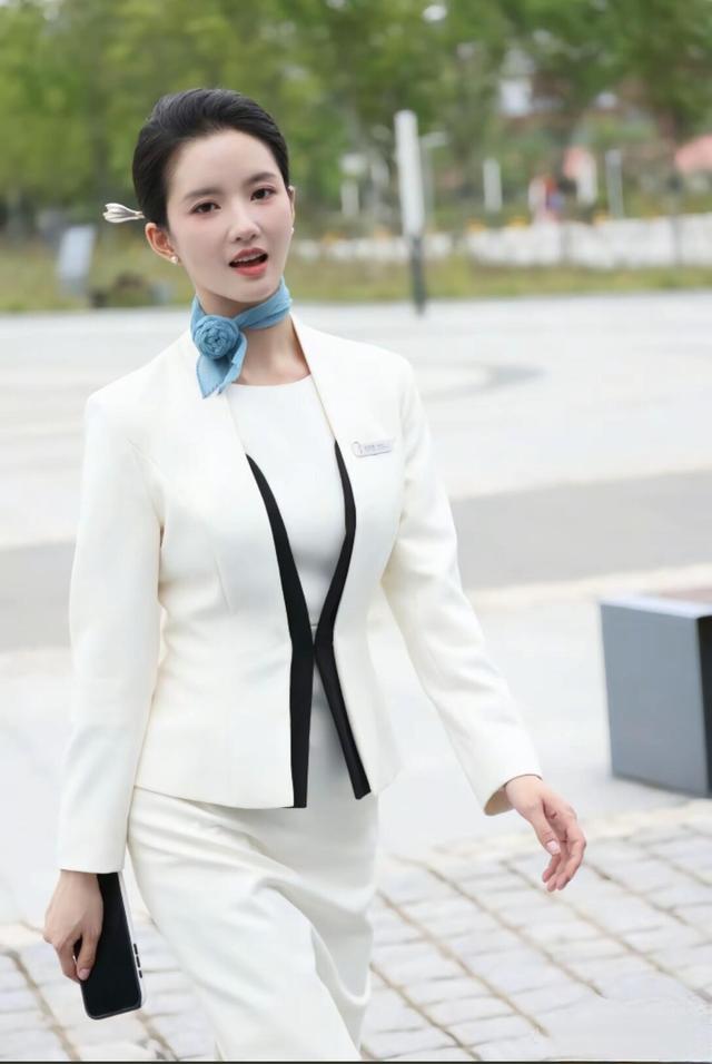 全网被这位空姐美到了！不光颜值抗打，幽默感更是让人一秒沦陷