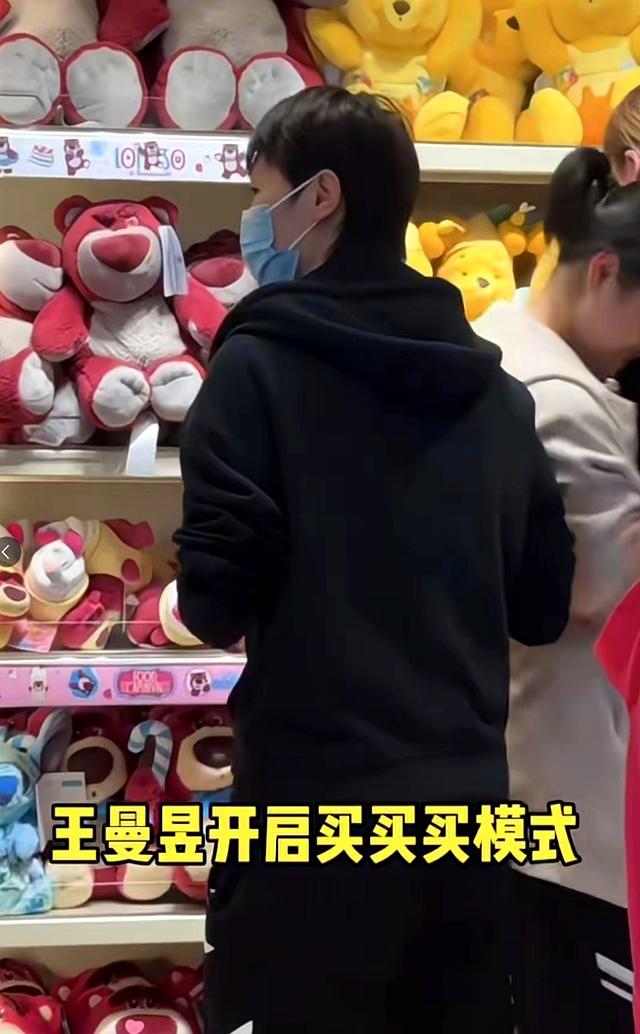 国乒终于返回北京，没想到有人一直陪伴孙颖莎，王楚钦看起来很累
