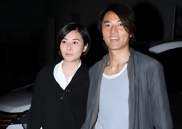 21岁拍三级，30岁被出轨，38岁嫁大佬，如今52岁没孩子也被宠成宝