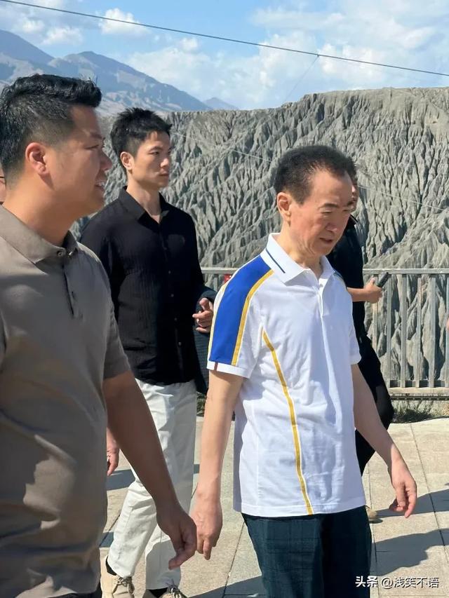 王健林新疆现身，瘦得不成样子，年过七十依旧拼命工作！