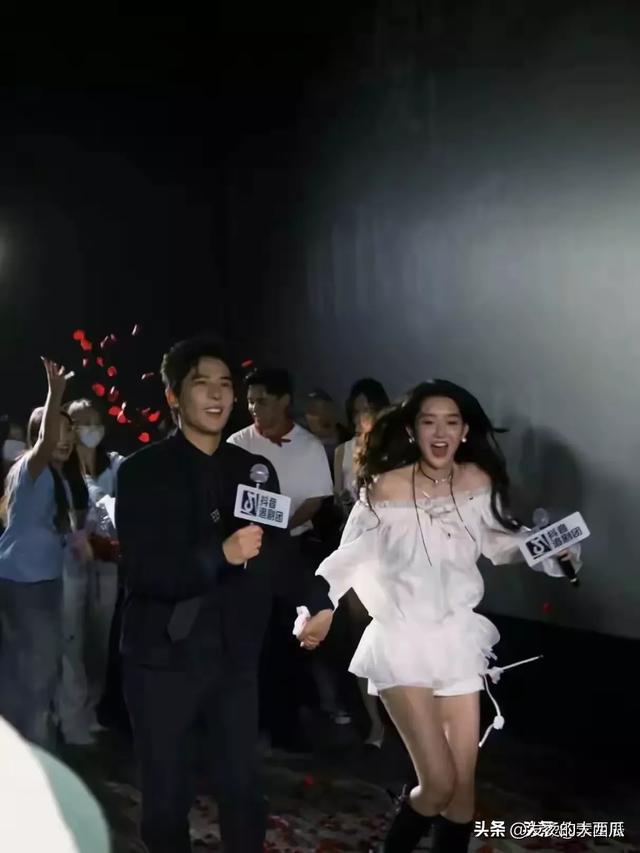 不怪那么多人喜欢她，路人镜头下也美若天仙。