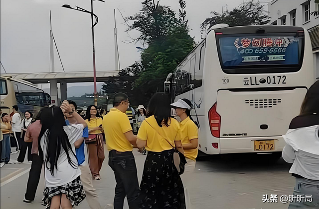 129名游客被滞留服务区6小时，明明是私人订制团，却犹如垃圾被丢