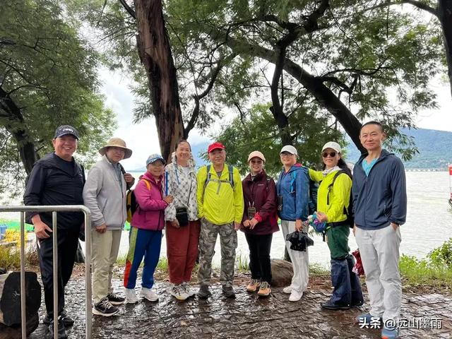 假日徒步，走昆明滇池草海之开合浮桥、雨中打卡新晋网红地，休闲