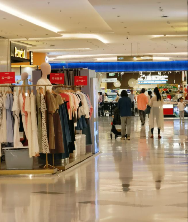 又一巨头倒下!疯狂关店11万家，为什么我们都不愿意逛商场了?