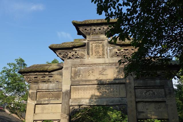 四川隆昌有一座石牌坊古镇，青石黛瓦间，解读牌坊背后的历史故事