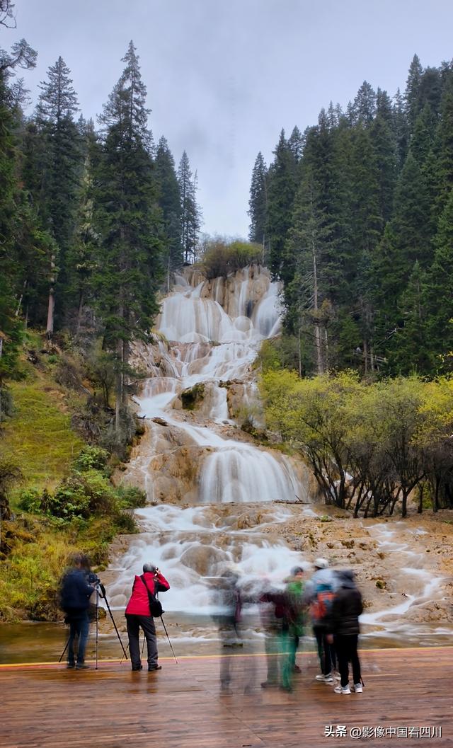 四川牟尼沟：扎嘎瀑布引客来