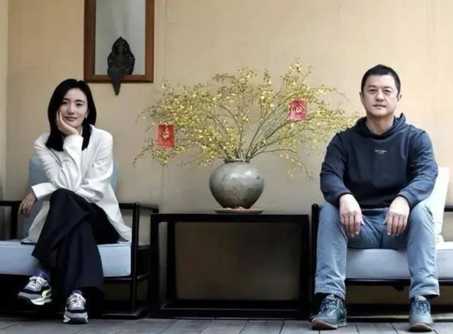 李亚鹏官宣离婚！欠4.5亿债租房三年，和好友阿那亚聚会满脸笑意