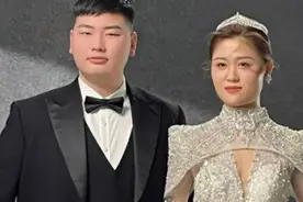 大衣哥月子中心探望儿媳！怀抱孙子笑得合不拢嘴，宝宝正脸萌爆了图片