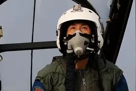 战机万米高空忽然没油，中国飞行员放弃逃生，8分钟挽救上亿战机图片