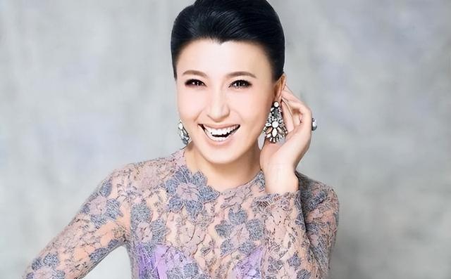 闫学晶风波后现身三亚！面容憔悴，丈夫电话打不停，疑似遇到麻烦