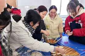 数千师生包饺子，浓浓爱意暖人心图片