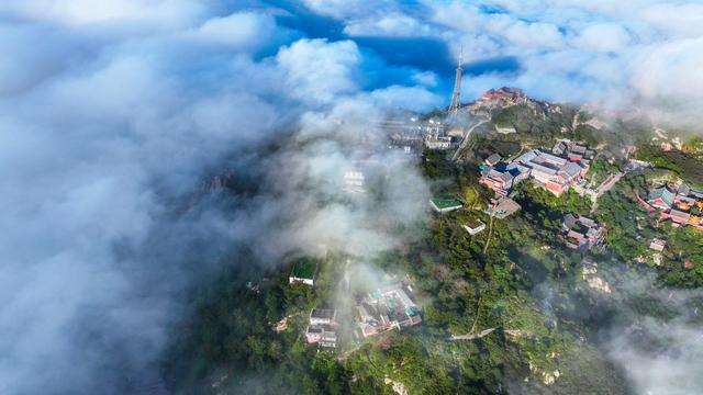 秋雨之后，泰山之巅云海翻涌似仙境