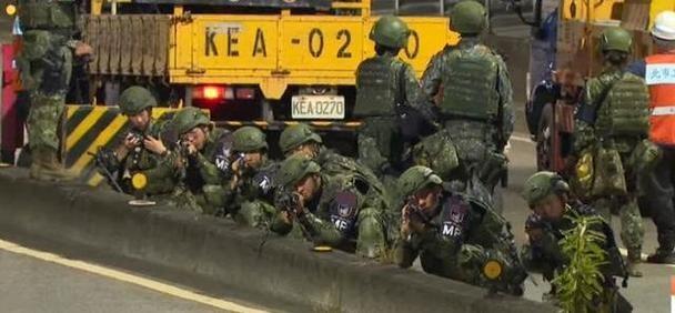 台军演现重大伤亡！事故接二连三，导弹车意外卡巷，自行火炮撞车