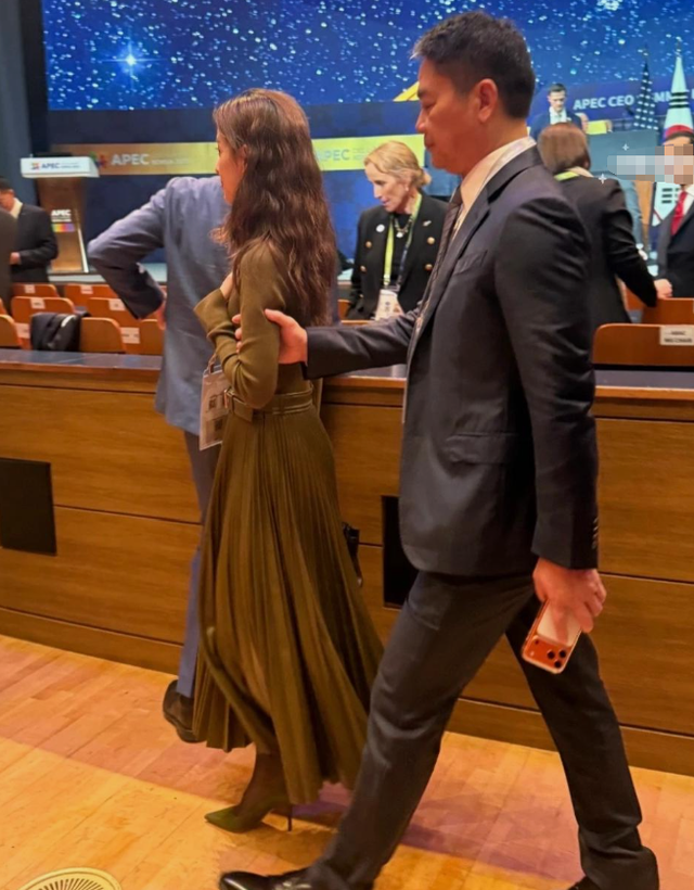 刘强东章泽天久违合体仅3天，令人恶心的一幕上演，杨颖也被牵连