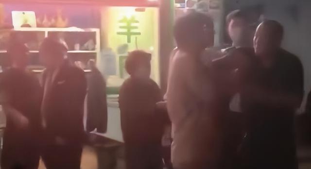 丢人到国外！男子给老外下跪后续，老外和女伴一脸得意，原因炸裂