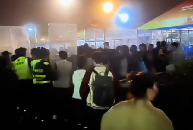 日照音乐节大规模逃票，大批人硬闯冲卡，安检设施受损，文旅回应