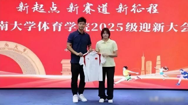 气愤！大一新生全红婵，刚到暨南大学报到，恶心的一幕就出现了！
