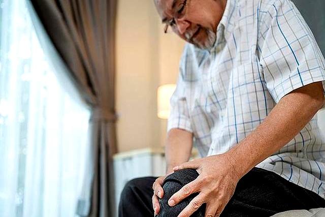 膝关节不好的人注意！医生劝告：这3种运动最伤软骨，尽量避开