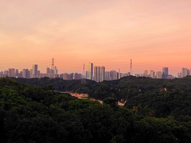 西丽湖国际科教城绿道，看霞飞满天，如梦似幻！长岭陂地铁C口