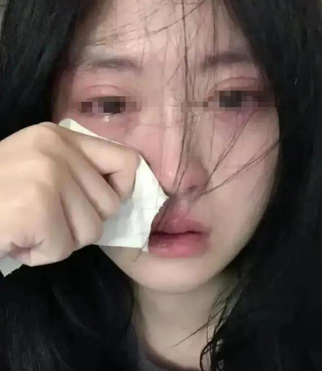 “不录取又何必羞辱我”！女孩被云南大学3字劝退，瞬间破防大哭