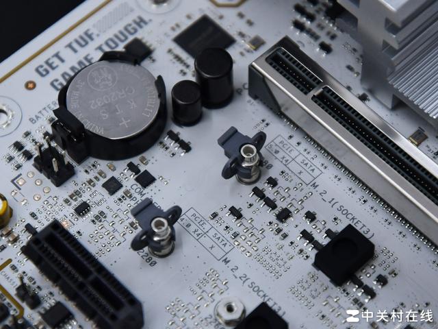 布局优化升级WIFI7 华硕B850重炮手白色版主板评测