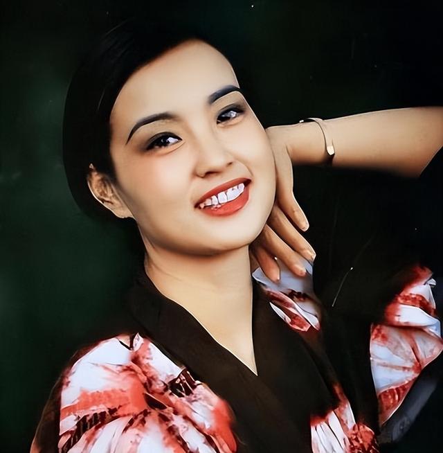 钱再多有什么用？75岁刘晓庆近况曝光，上节目意外摔倒、反应迟缓