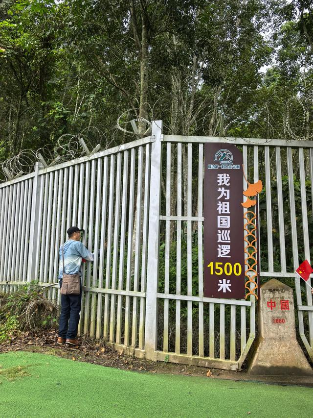 我遇到的两个导游，都有类似的故事