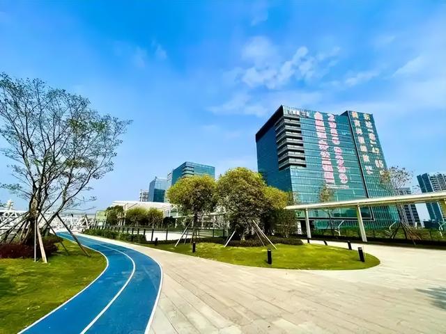 深圳宝安新空中公园！看飞机+遛娃+喝咖啡，还藏 “塞纳河”？