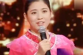 1990年女婴出生当天被遗弃，养父终身未娶供她读研，她如何报答？图片