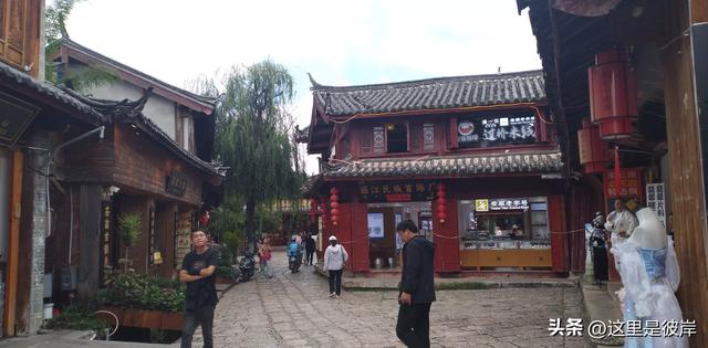 乘公交游丽江的束河古镇