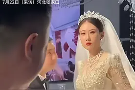 对婚闹说不！新人婚礼上被朋友喷啤酒，新娘霸气扔花反击！图片