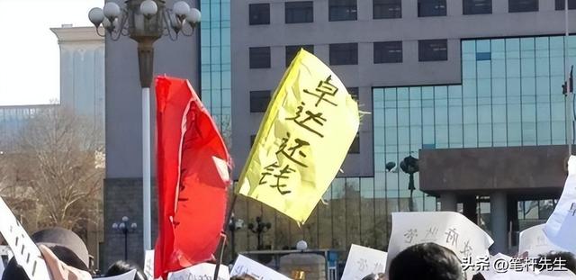 出门有多名女秘书陪伴，非法敛财100亿，昔日首富还是付出了代价