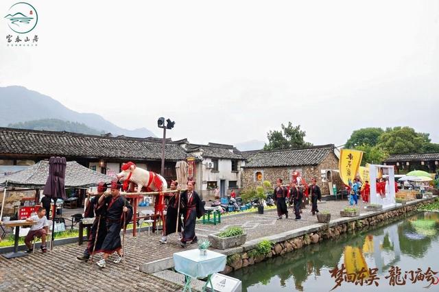 国庆中秋长假首日“炸”场！龙门古镇逛到腿软停不下来，美食吃到扶墙走！