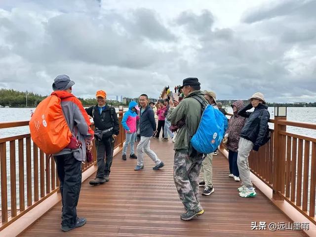 假日徒步，走昆明滇池草海之开合浮桥、雨中打卡新晋网红地，休闲