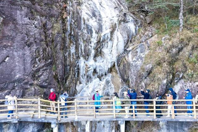 明月山惊现冰瀑雾凇，已经开始期待下雪了！
