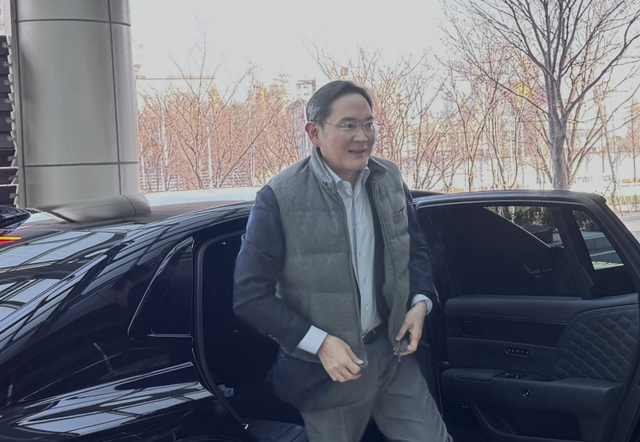 三星掌门人北京逛街，穿“老头马甲	”秒售罄！有钱男人为啥爱马甲