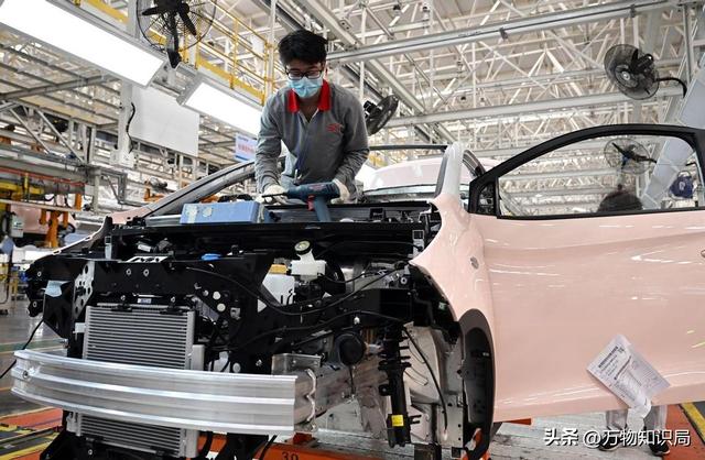 中美GDP差距再次缩小！25年中国GDP达20万亿美元，占美国GDP的64%