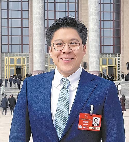 骗光明星20亿，连亲妈都不放过，霍家“逆子”被钉上“耻辱柱”！