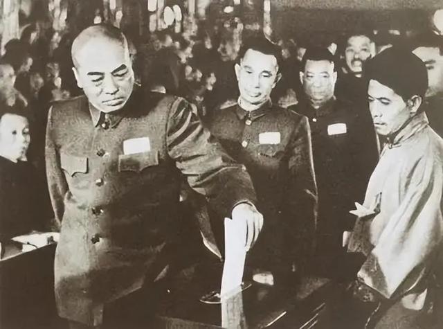 王震参会迟到，彭总大怒要处分他，王震回怼道：要处分也先处分你