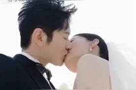 "黄晓明与张小斐的深情对视：一场令人期待的吻戏"图片