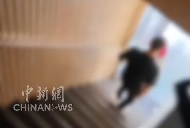 太猖狂！记者被打后续：警方介入，厂家底裤被扒光，这下摊上事了