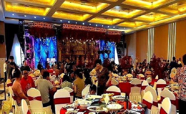 太丢人了，北京一大爷参加酒席，随礼200，竟连喝带拿6瓶五粮液