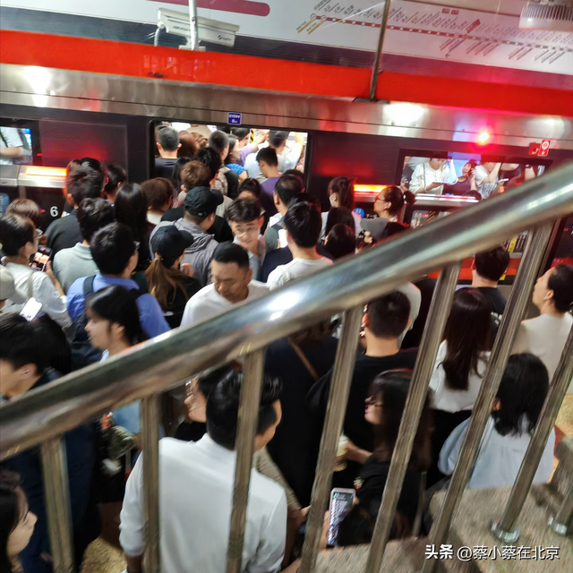 十一国庆节当天，北京地铁出现爆满的真实场景，一起看看有多夸张