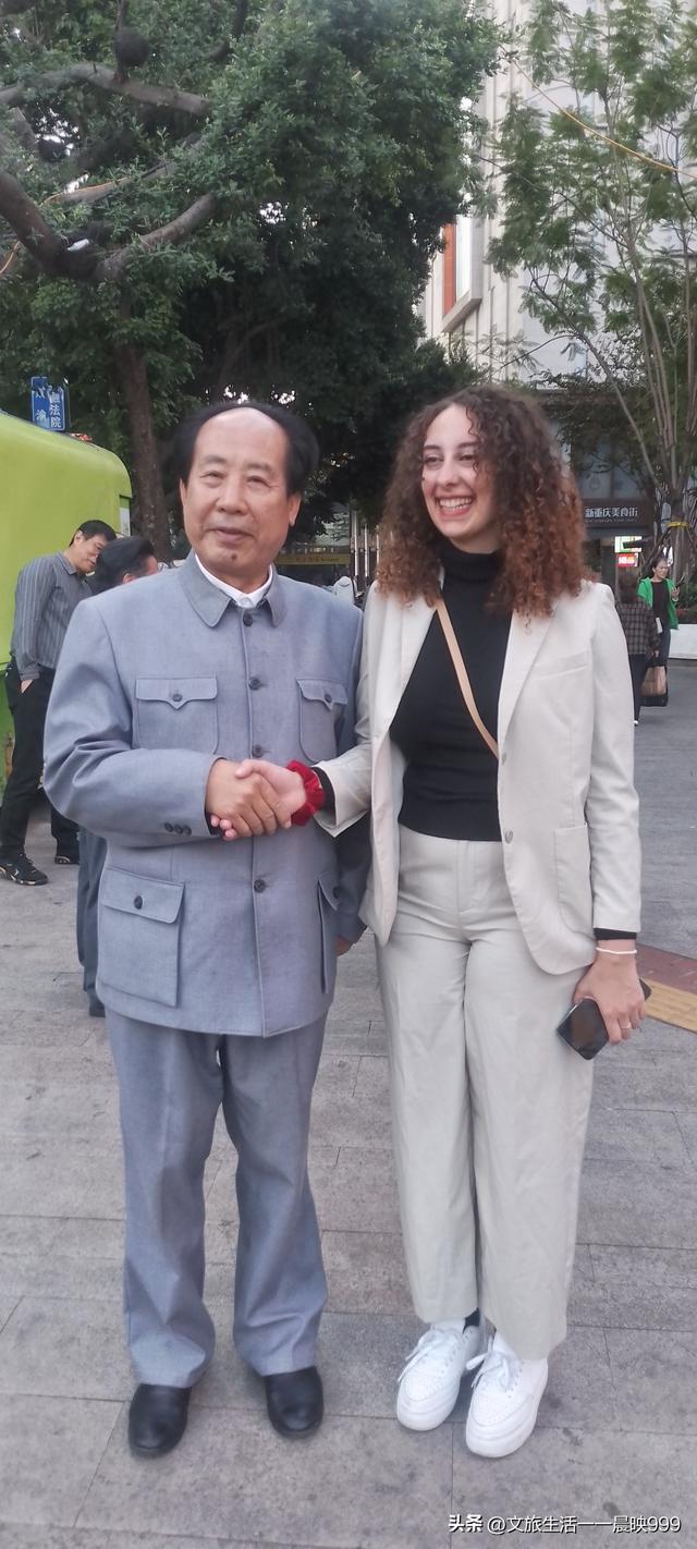 《重走长征路》特型演员在重庆受热捧