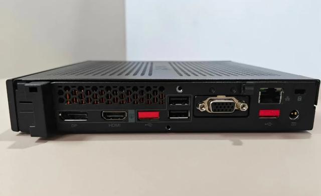 250元的mini准系统，最高支持9代标压U，侧面还能插显卡