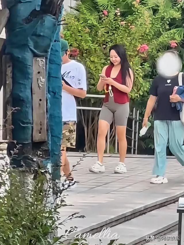 辣目洋子再度发福，穿紧身衣遭网友狂批，尴尬溢出屏幕！